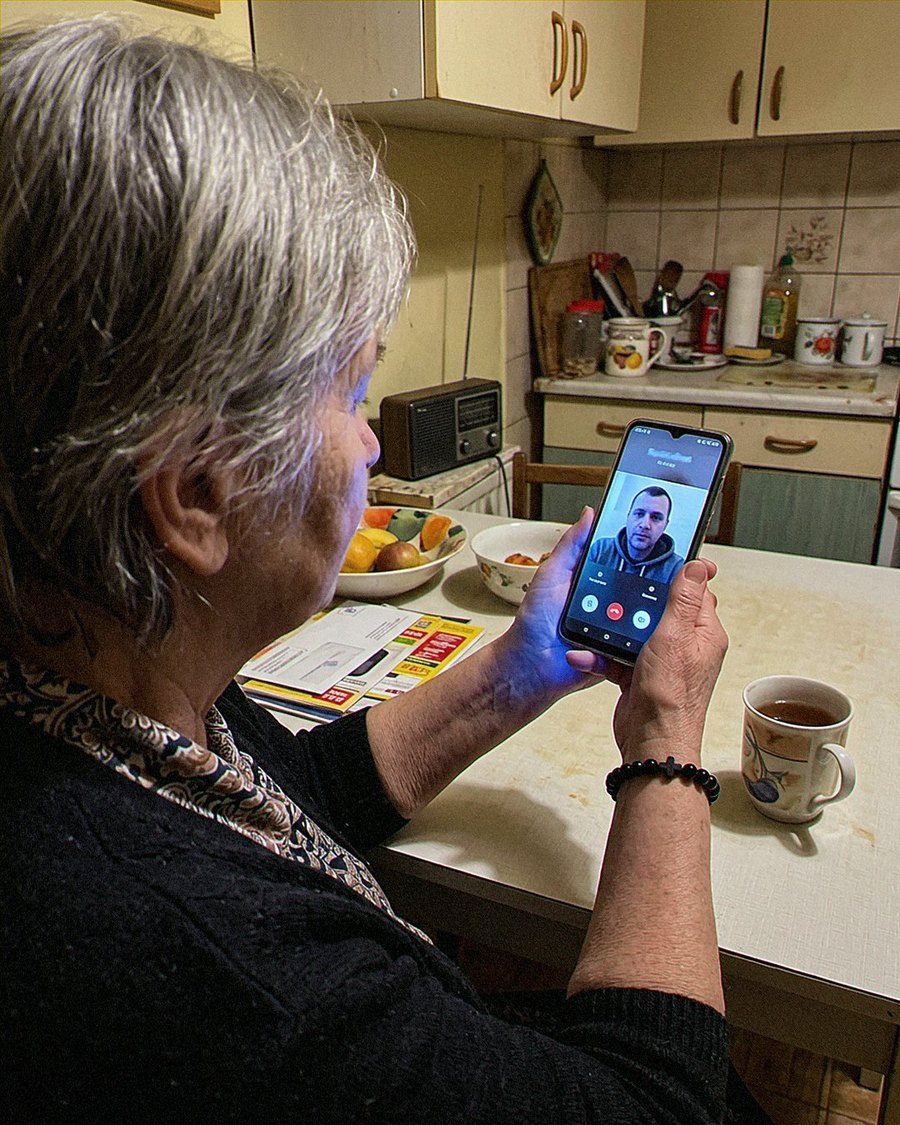Mama rozmawia z synem przez wideo, na ręce bransoletka